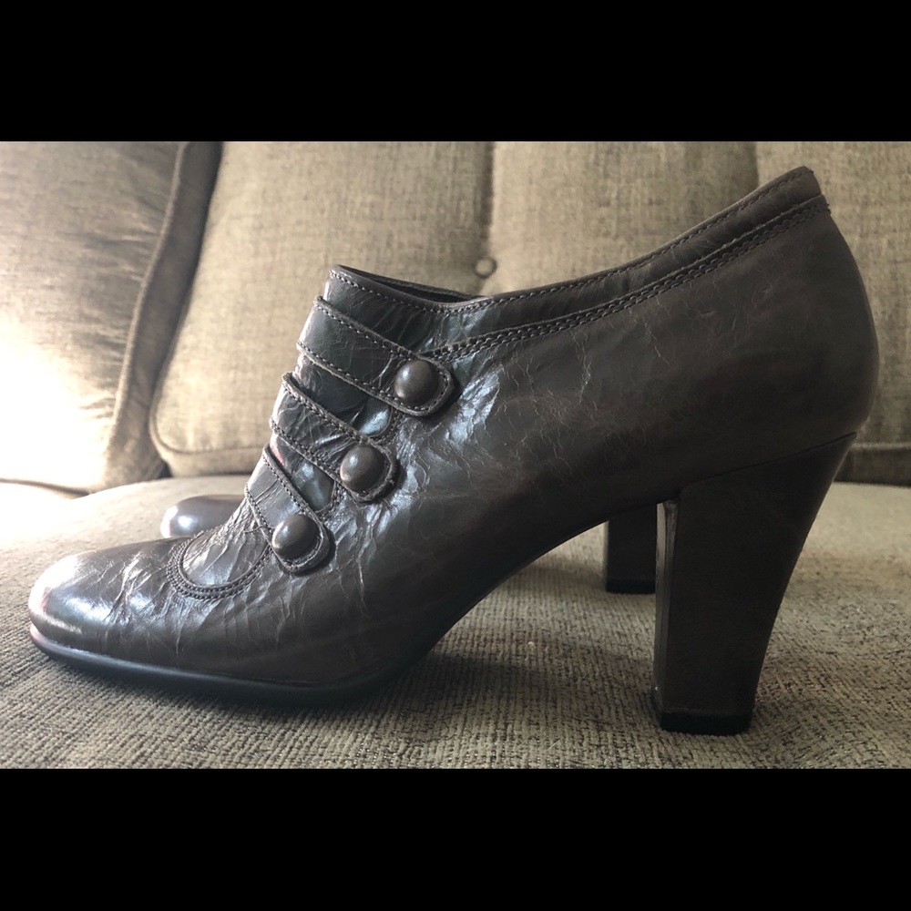 EUC Aerosoles distressed olive booties, size 6